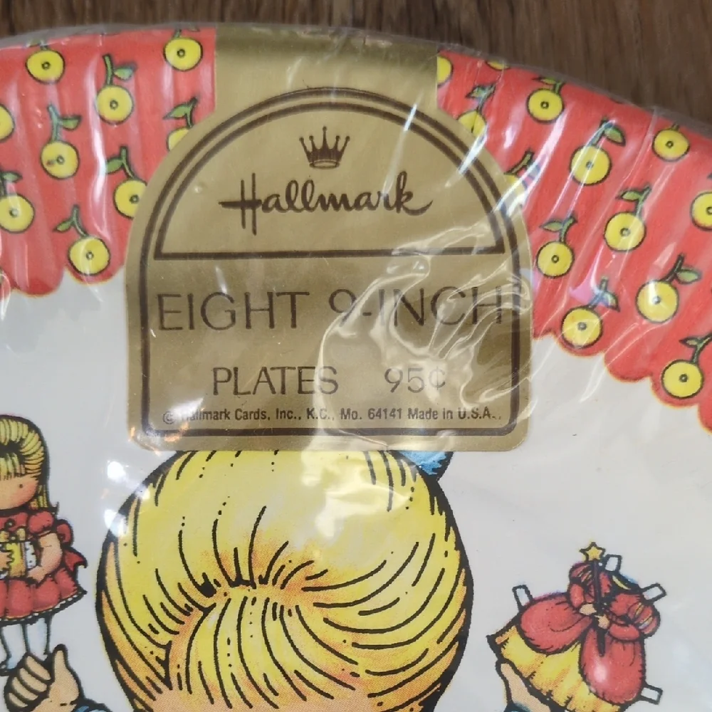 Vintage 70s Hallmark Paper Doll Birthday Party Plates & Cups Joan Walsh Angulnd